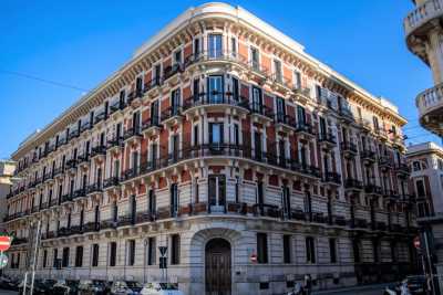 Imponente, raffinato, dagli iconici colori bianco e rosso: � il Palazzo degli Impiegati Statali di Bari